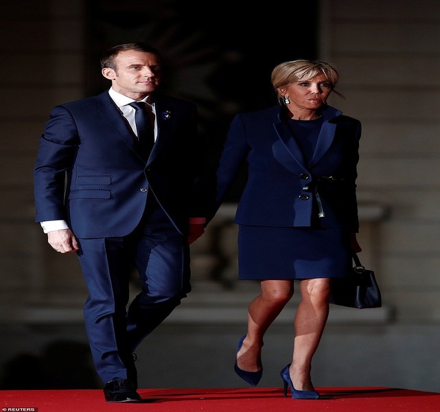 Tổng thống Pháp Emmanuel Macron chủ trì bữa tối tiếp đón tại Bảo tàng Orsay, Paris, với sự góp mặt của nhiều lãnh đạo thế giới như Thủ tướng Đức Angela Merkel, Tổng thống Thổ Nhĩ Kỳ Recep Tayyip Erdogan, Thủ tướng Canada Justin Trudeau và Tổng thống Mỹ Donald Trump, trong sự kiện kỷ niệm Ngày Đình Chiến, 100 năm sau khi kết thúc  Chiến tranh thế giới thứ nhất. Ảnh: Tổng thống Pháp Emmanuel Macron và phu nhân Brigitte Macron xuất hiện tại sự kiện.