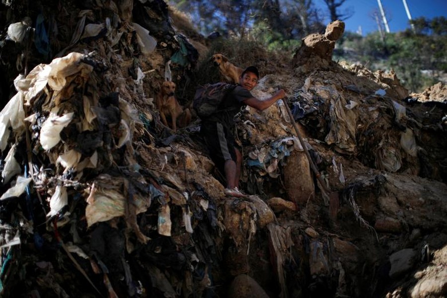 Hãng thông tấn Reuters mới đây đăng tải loạt ảnh ghi lại cảnh người dân tìm kiếm những mảnh kim loại phế thải trong bãi rác lớn nhất thành phố Guatemala có tên “Mine”. (Nguồn ảnh: Reuters)