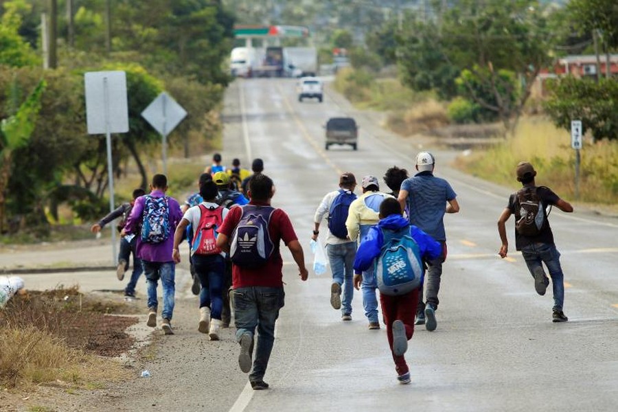 Theo hãng thông tấn Reuters, hàng trăm người đã tập trung ở thành phố San Pedro Sula và vẫy cờ Honduras khi bắt đầu chặng hành trình có thể kéo dài vài tuần hoặc thậm chí là vài tháng để đến khu vực  biên giới Mỹ-Mexico. (Nguồn ảnh: Reuters)