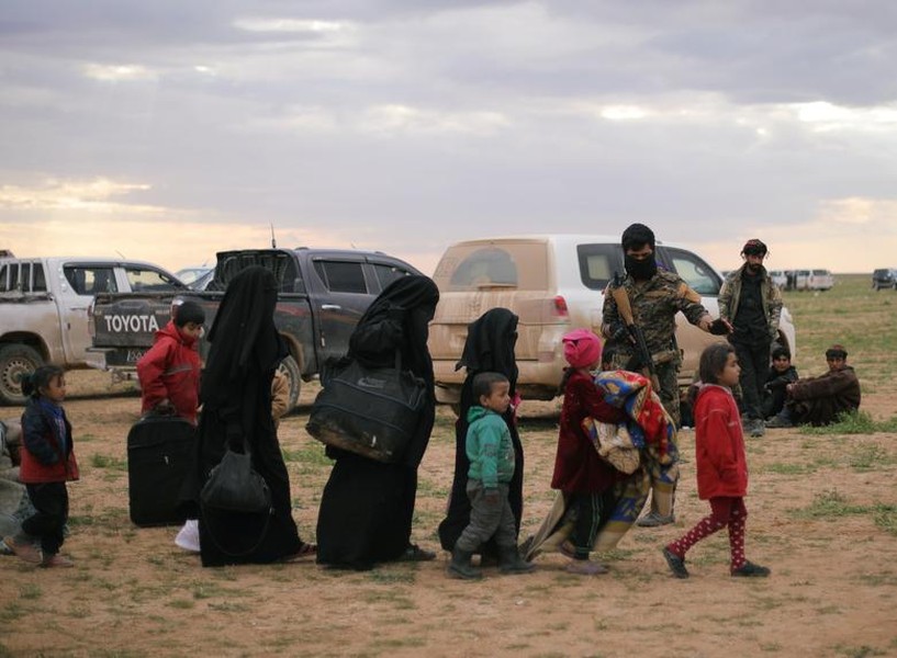 Hãng thông tấn Reuters mới đây đăng tải loạt ảnh dân thường kéo nhau sơ tán khỏi Baghouz, vùng đất cuối cùng hiện nằm dưới sự kiểm soát của  phiến quân IS tại Đông Syria. (Nguồn ảnh: Reuters)