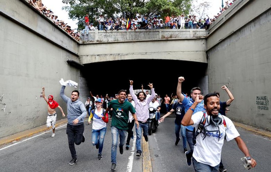 Đông đảo người ủng hộ phe đối lập Venezuela đã đổ ra đường phố biểu tình phản đối chính phủ của Tổng thống Nicolas Maduro trong bối cảnh Venezuela đang phải đối mặt với tình trạng khan hiếm điện. (Nguồn ảnh: Reuters)