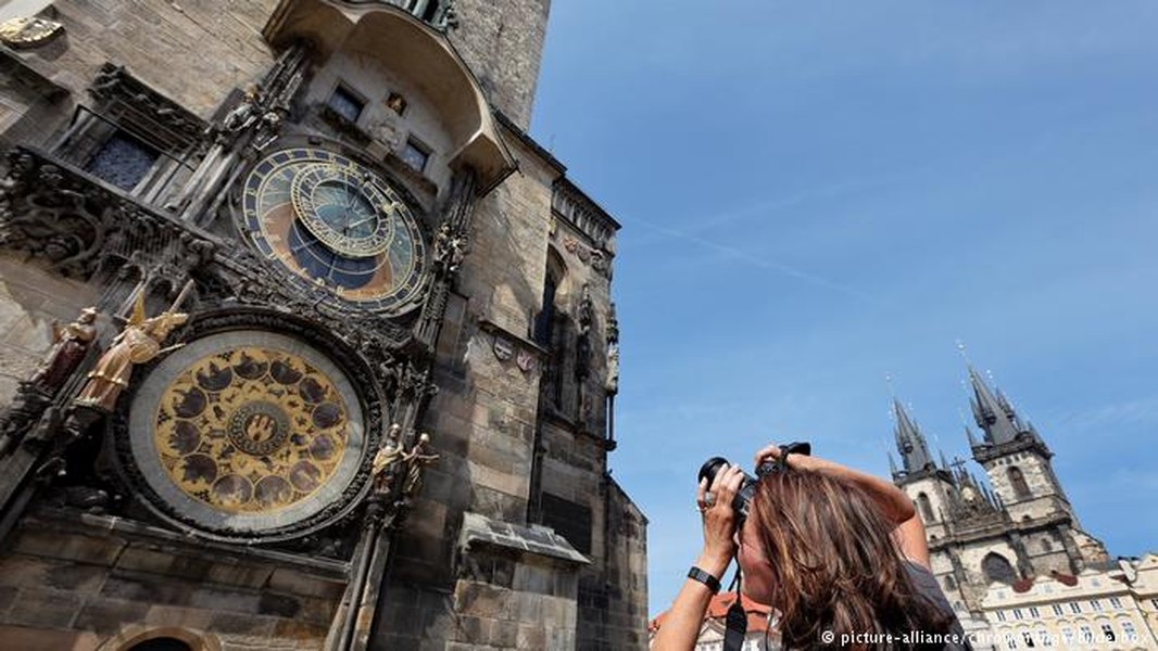 Đồng hồ thiên văn Praha, nằm tại thủ đô của Cộng hòa Séc. Chiếc đồng hồ này được lắp đặt lần đầu vào năm 1410, là đồng hồ thiên văn cổ thứ ba và cổ nhất vẫn còn hoạt động trên thế giới. (Nguồn ảnh: DW)