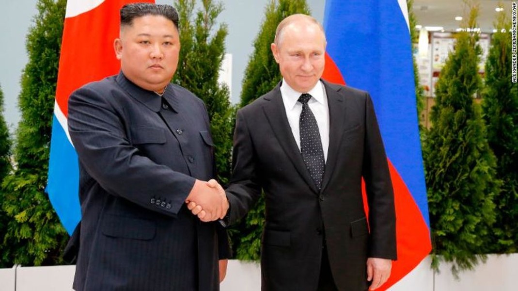 Chiều 25/4 (giờ địa phương), Tổng thống Putin (phải) bắt tay Chủ tịch Kim Jong-un trong cuộc gặp thượng đỉnh Nga-Triều đầu tiên tại thành phố Vladivostok. Ảnh: CNN.