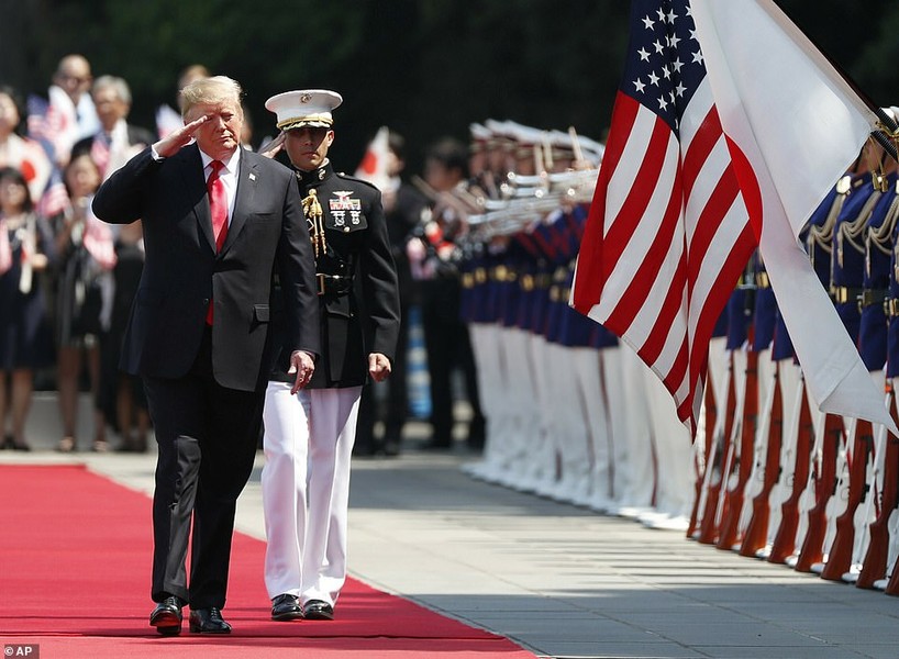 Ngày 25/5, Tổng thống Trump và phu nhân Melania đã tới Nhật Bản, bắt đầu chuyến thăm chính thức kéo dài 4 ngày. Ông Trump trở thành quốc khách đầu tiên đến Nhật Bản trong triều đại Reiwa (Lệnh Hòa). Ảnh: AP.