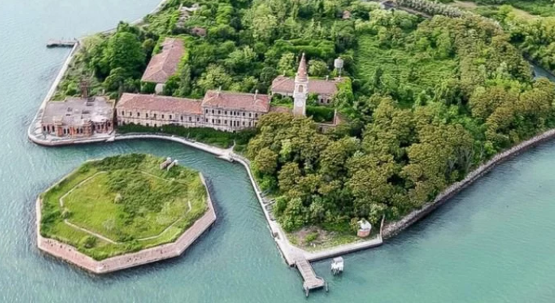 Theo Wonders List, Poveglia, nằm giữa Venice và Lido ở miền Bắc Italy, là một trong những  hòn đảo nguy hiểm nhất hành tinh. Hòn đảo này có "quá khứ" đen tối vì được cho là nơi chôn cất bệnh nhân bị dịch hạch. Theo ước tính sơ bộ, hơn 100 nghìn người đã chết trên đảo Poveglia, và hòn đảo này hiện nay hoàn toàn bị bỏ hoang. (Nguồn ảnh: Wonders List)