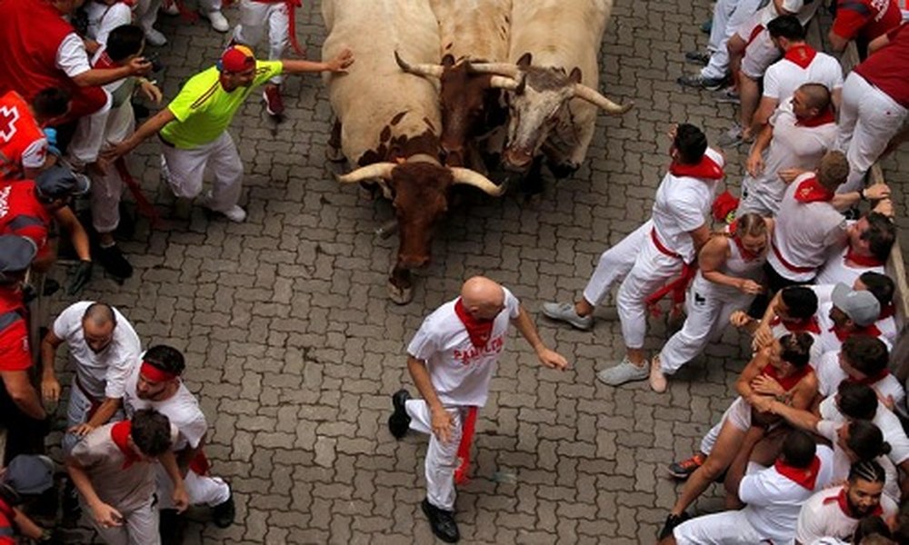 Theo CNN, lễ hội bò tót San Fermin đã được "khai mạc" tại thành phố Pamplona hôm 7/7, thu hút hàng nghìn người đến từ khắp nơi trên thế giới. (Nguồn ảnh: Reuters)