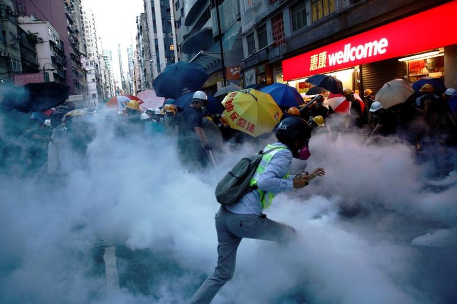 Theo hãng thông tấn Reuters, hàng nghìn người tiếp tục tham gia vào cuộc  biểu tình ở Hong Kong hôm 28/7. Họ tuần hành về phía khu trung tâm mua sắm Vịnh Causeway, trong khi một nhóm khác tiến về hướng Văn phòng Liên lạc Trung Quốc tại Hong Kong. (Nguồn ảnh: Reuters)