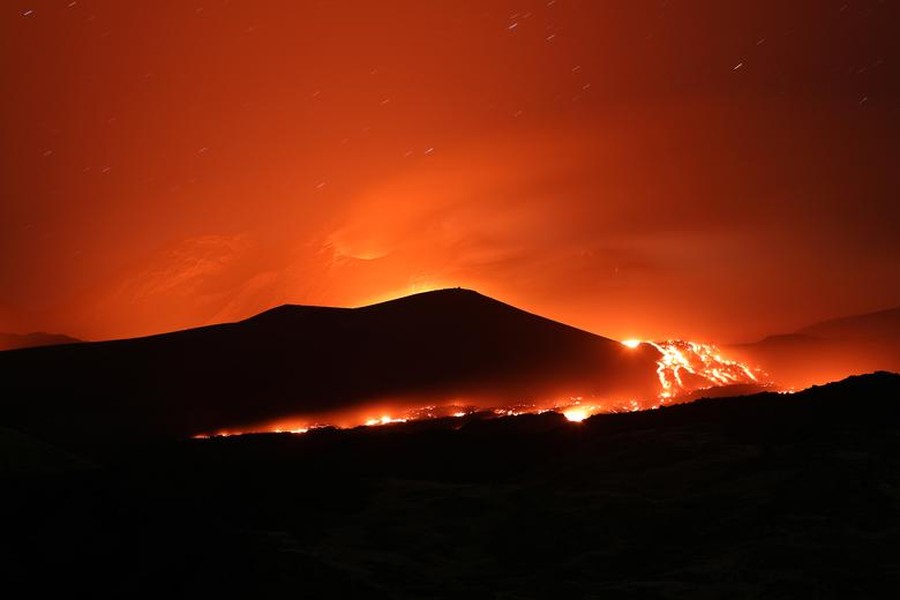 Hãng thông tấn Reuters mới đây đăng tải những bức ảnh ghi lại cảnh Etna, ngọn núi lửa cao nhất Châu Âu, "thức giấc" và phun trào. (Nguồn ảnh: Reuters)