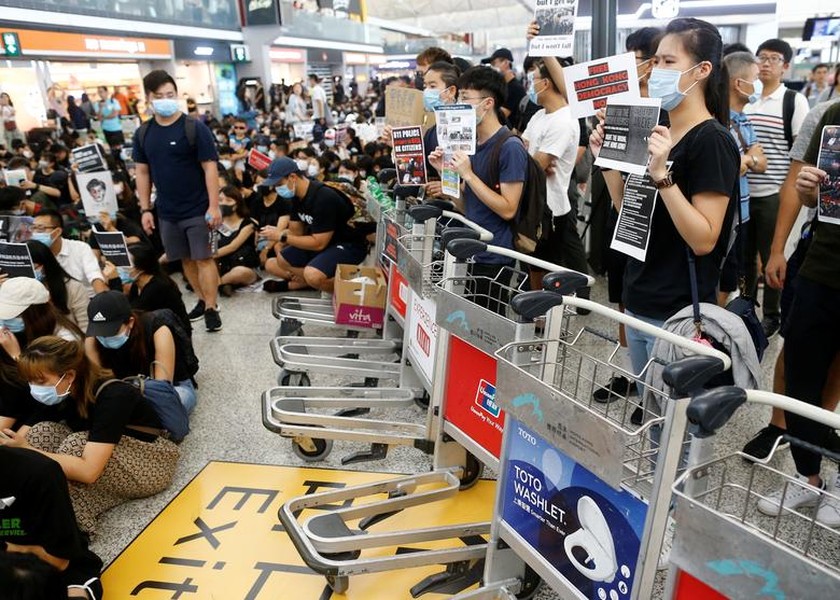 Theo hãng thông tấn Reuters, sân bay quốc tế Hong Kong "thất thủ" trong ngày thứ hai liên tiếp sau khi người biểu tình tràn vào khu vực nhà ga, buộc các nhà chức trách phải hủy bỏ toàn bộ chuyến bay ngày 13/8. (Nguồn ảnh: Reuters)