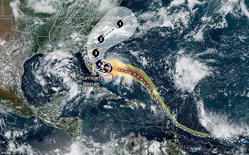 Theo Daily Mail,  siêu bão Dorian với sức gió lên tới gần 300 km/h đã đổ bộ vào quần đảo Bahamas sáng 2/9. Được biết, đây là siêu bão mạnh nhất từng được ghi nhận tại khu vực này trong lịch sử hiện đại. (Nguồn ảnh: Daily Mail/Reuters)