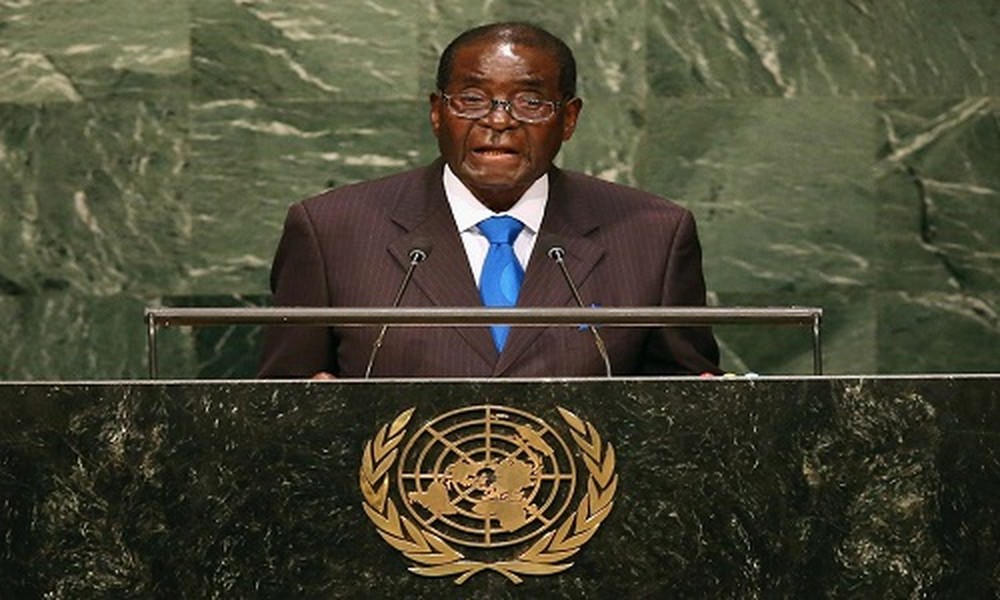 Cựu Tổng thống Zimbabwe Robert Mugabe ngày 6/9 được xác nhận đã qua đời ở tuổi 95. Theo Telegraph, ông qua đời tại một bệnh viện ở Singapore, nơi được điều trị từ tháng 4. Ông lãnh đạo Zimbabwe trong gần 4 thập kỷ trước khi bị lật đổ cuối năm 2017, để lại một di sản nhiều tranh cãi, từ người hùng giải phóng dân tộc trở thành nhà độc tài khiến nền kinh tế đất nước rơi vào siêu lạm phát. Ảnh: Reuters.