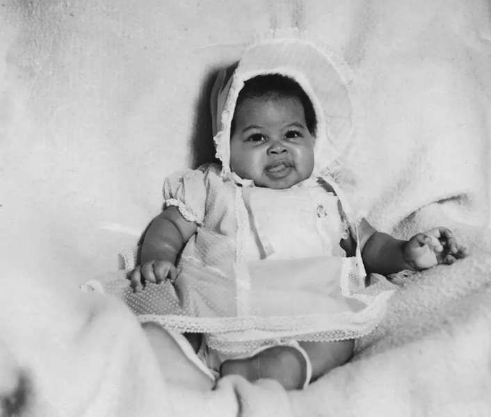 Cựu  Đệ nhất phu nhân Mỹ Michelle Obama tên thật là Michelle LaVaughn Robinson. Bà sinh ngày 17/1/1964 trong một gia đình trung lưu gốc Phi ở vùng South Side, Chicago. Ảnh chụp bà Michelle Obama lúc nhỏ. Ảnh: ES.