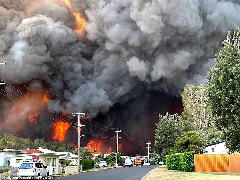 Theo Daily Mail, tính đến sáng 9/11, ít nhất 77 đám  cháy rừng vẫn đang hoành hành tại Australia, trong đó có 42 đám cháy ngoài tầm kiểm soát. (Nguồn ảnh: Daily Mail)