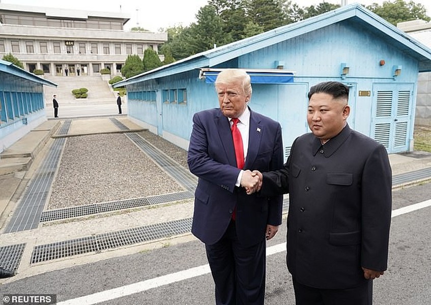 Chỉ riêng trong năm 2019,  Tổng thống Trump đã gặp nhà lãnh đạo Triều Tiên Kim Jong-un hai lần: Lần đầu tiên tại Hà Nội (Việt Nam) vào tháng 2/2019 và lần tiếp theo ở Khu phi quân sự liên Triều (DMZ) ngày 30/6. Ảnh: Reuters.