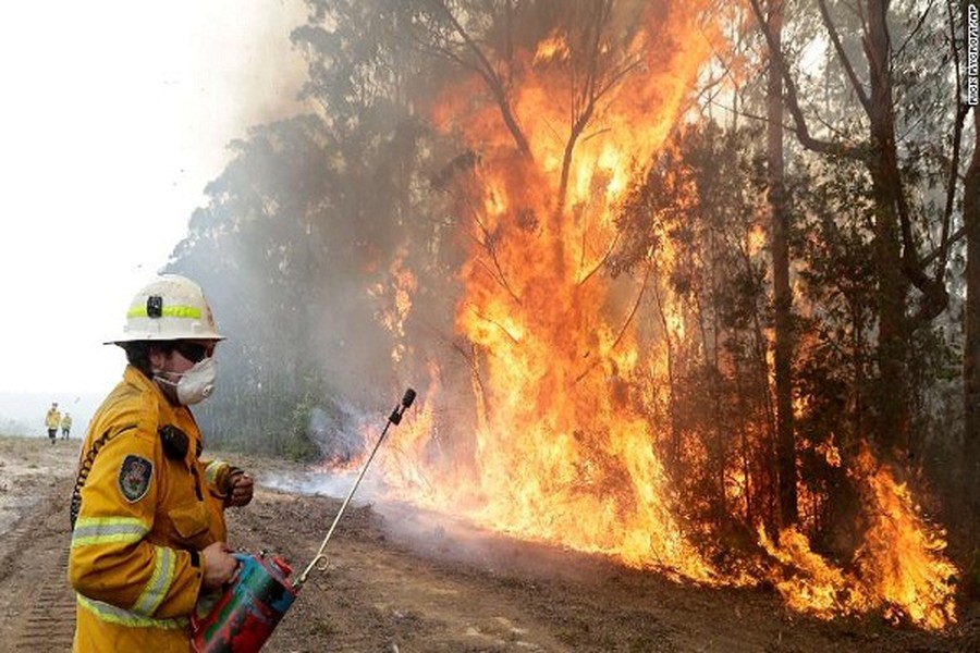 Theo The Sun, hàng trăm đám  cháy rừng ở Australia đã tàn phá nặng nề quốc gia này, khiến ít nhất 28 người thiệt mạng và 2.000 ngôi nhà bị phá hủy. (Nguồn ảnh: CNN)