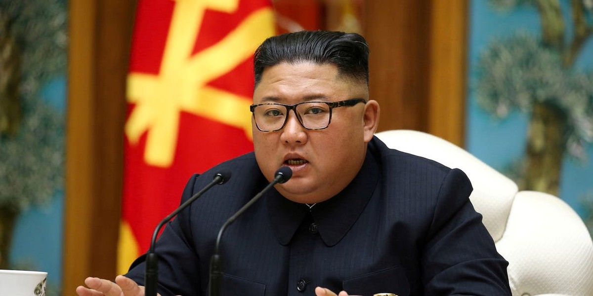 Trước khi nhà lãnh đạo Triều Tiên Kim Jong-un "tái xuất" vào ngày 2/5 vừa qua, những đồn đoán về tình hình sức khỏe của ông Kim đã xuất hiện kể từ khi ông vắng mặt trong lễ kỷ niệm ngày sinh của nhà sáng lập Triều Tiên Kim Il-sung hôm 15/4. Tuy nhiên, đây không phải là lần đầu tiên ông Kim Jong-un đột ngột vắng mặt trước công chúng. Ảnh: Reuters.