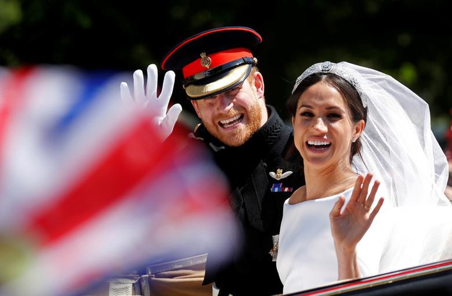 Hôn lễ của cặp đôi Hoàng gia Harry-Markle chính thức được cử hành vào khoảng 12h ngày 19/5/2018 (giờ địa phương) tại Nhà nguyện St.George ở Lâu đài Windsor. "Đám cưới cổ tích" của họ khi đó được nhiều người ngưỡng mộ. (Nguồn ảnh: Reuters)