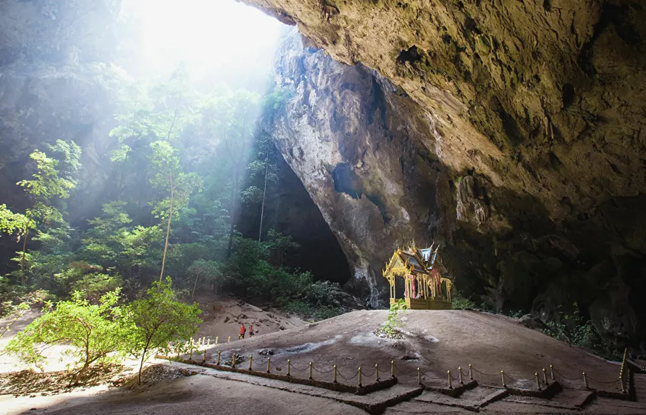 Động Phraya Nakhon tọa lạc trong Vườn Quốc gia Khao Sam Roi Yot ở Thái Lan. Điểm cuốn hút nhất của hang động kỳ lạ này là ngôi đình Kuha Karuhas được Vua Chulalongkorn (Rama V) cho xây dựng vào năm 1890. Khi ánh sáng mặt trời chiếu xuống hang Phraya Nakhon tạo nên khung cảnh thiên nhiên kỳ bí. (Nguồn ảnh: Sputnik)