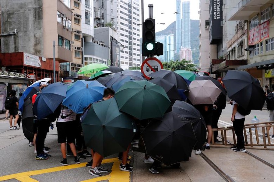 Biểu tình ở Hong Kong bùng phát gần đây sau khi Dự Luật An ninh Hong Kong được đệ trình lên Quốc hội Trung Quốc. Theo truyền thông Hong Kong, dự luật này sẽ cấm sự can thiệp nước ngoài, các hoạt động khủng bố và các hoạt động bạo loạn nhằm lật đổ chính quyền Trung ương,... Ảnh: Reuters.