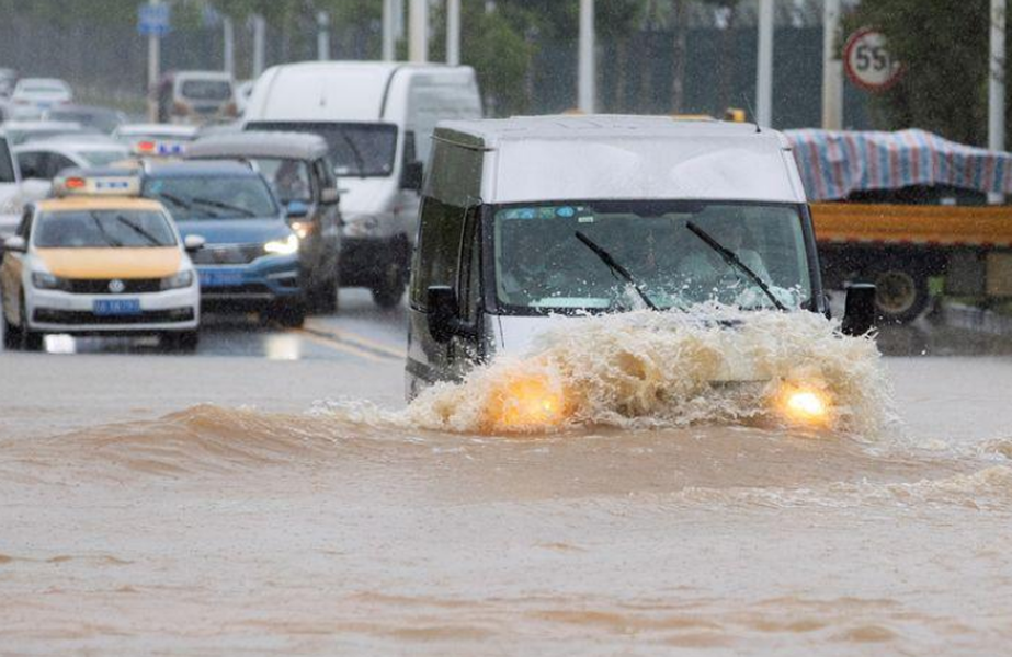 Theo Reuters ngày 6/7, sau nhiều ngày mưa lớn khiến đường phố  Vũ Hán chìm trong biển nước, giới chức thành phố này đã nâng mức độ ứng phó khẩn cấp kiểm soát lũ từ cấp 3 lên cấp 2. Ảnh: Reuters.