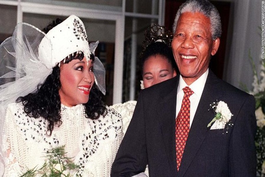 Tổng thống Nam Phi Cyril Ramaphosa hôm 13/7 thông báo, bà Zindzi Mandela (trái),  con gái của cố Tổng thống Nam Phi Nelson Mandela (phải) và bà Winnie Madikizela-Mandela, đã qua đời ở tuổi 59. Ảnh: CNN.   