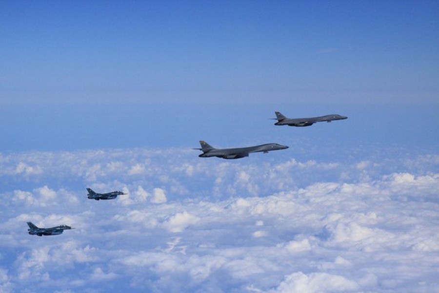 "Phi đội B-1B Lancer trở lại khu vực Ấn Độ Dương - Thái Bình Dương hôm 17-7 để thực hiện các chiến dịch Lực lượng Oanh tạc cơ Đặc biệt (BTF) ở căn cứ Andersen trên đảo Guam. Các máy bay đã huấn luyện đánh chặn với tiêm kích F-15J của Lực lượng phòng vệ trên không Nhật Bản để tăng khả năng sẵn sàng chiến đấu và phối hợp hiệp đồng", không quân Mỹ hôm qua ra thông cáo cho biết.