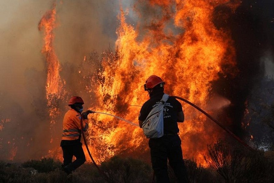 Theo Reuters, hàng trăm lính cứu hỏa đang chiến đấu với các đám cháy rừng ở Hy Lạp. Nhiều người dân sống gần ngôi làng Kechries ở phía đông Peleponnese đã phải sơ tán. (Nguồn ảnh: Reuters)