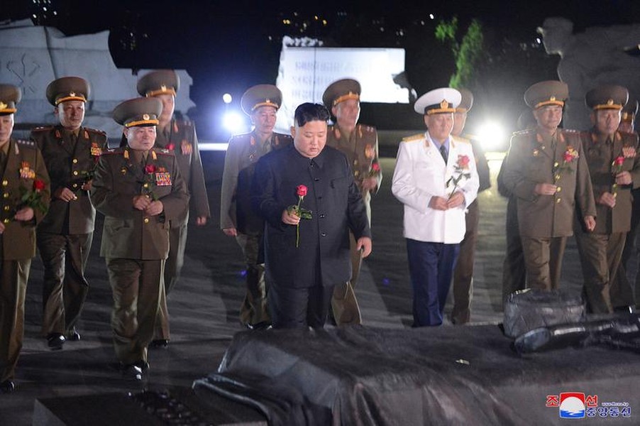 Hãng thông tấn trung ương  Triều Tiên (KCNA) đưa tin, nhà lãnh đạo Kim Jong-un đã đến thăm nghĩa trang liệt sĩ ở thủ đô Bình Nhưỡng hôm 27/7 nhân kỷ niệm 67 năm ngày ký Hiệp định đình chiến, kết thúc cuộc chiến tranh liên Triều. (Nguồn ảnh: Reuters/KCNA)