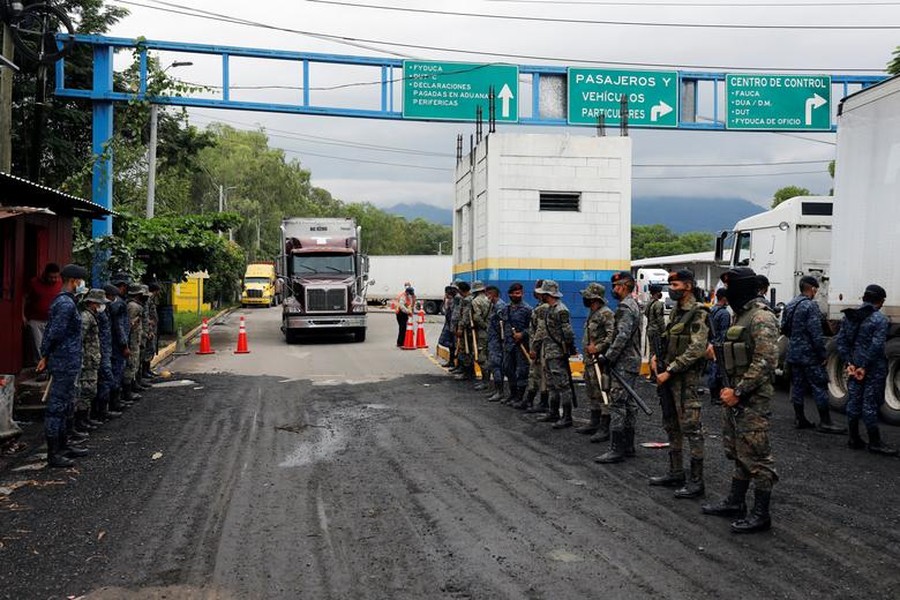 Theo Reuters, sáng 1/10 tuần trước, hơn 2.000 người di cư xô đẩy các binh sĩ Guatemala có vũ trang ở biên giới khi họ tìm cách vào quốc gia này để tiếp tục tìm đường tới Mỹ. (Nguồn ảnh: Reuters)