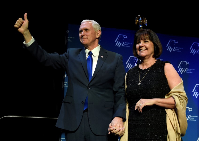  Phó Tổng thống Mỹ Mike Pence và phu nhân, bà Karen Pence, đã gắn bó bên nhau hơn 30 năm. Họ kết hôn vào ngày 9/6/1985 trong hôn lễ được tổ chức tại nhà thờ St. Christopher ở Speedway, Indiana. Ảnh: FT.