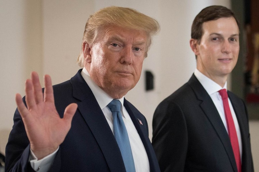 Ngày 9/1/2017, Jared Kushner (phải) được bổ nhiệm làm cố vấn cấp cao cho bố vợ là Tổng thống Mỹ Donald Trump (trái). Jared được cho là "cánh tay" đắc lực của ông Trump trong suốt gần 4 năm qua tại Nhà Trắng. Ảnh: PA.   