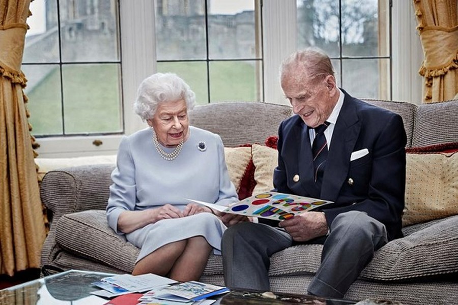 Một trong những bức ảnh ấn tượng về Hoàng gia Anh năm 2020 ghi lại khoảnh khắc Nữ hoàng Elizabeth II cùng chồng, Hoàng thân Philip, ngồi xem các tấm thiệp kỷ niệm ngày cưới của họ tại Lâu đài Windsor, Anh, ngày 17/11/2020. (Nguồn ảnh: Reuters)