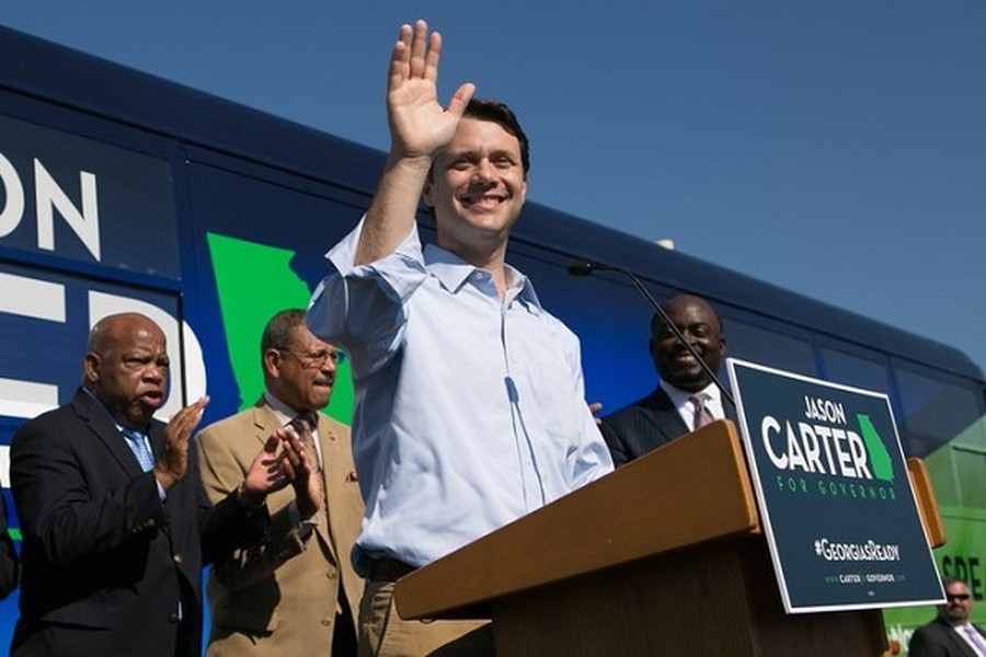 Jason Carter (sinh năm 1975) là  cháu trai của ông Jimmy Carter - cựu tổng thống thứ 39 của Mỹ. Anh là cựu thượng nghị sĩ bang Georgia, nhận được đề cử của đảng Dân chủ cho chức thống đốc vào năm 2014, theo tạp chí Atlanta Journal-Constitution. Dù theo đuổi chính trường giống ông nội, Jason tự nhận hành trình của anh rất khác. Theo The Emory Wheel, anh từng phát biểu tại Carter Town Hall năm nay rằng “gần như không thể xuất chúng được như ông tôi”. Ảnh: Getty.