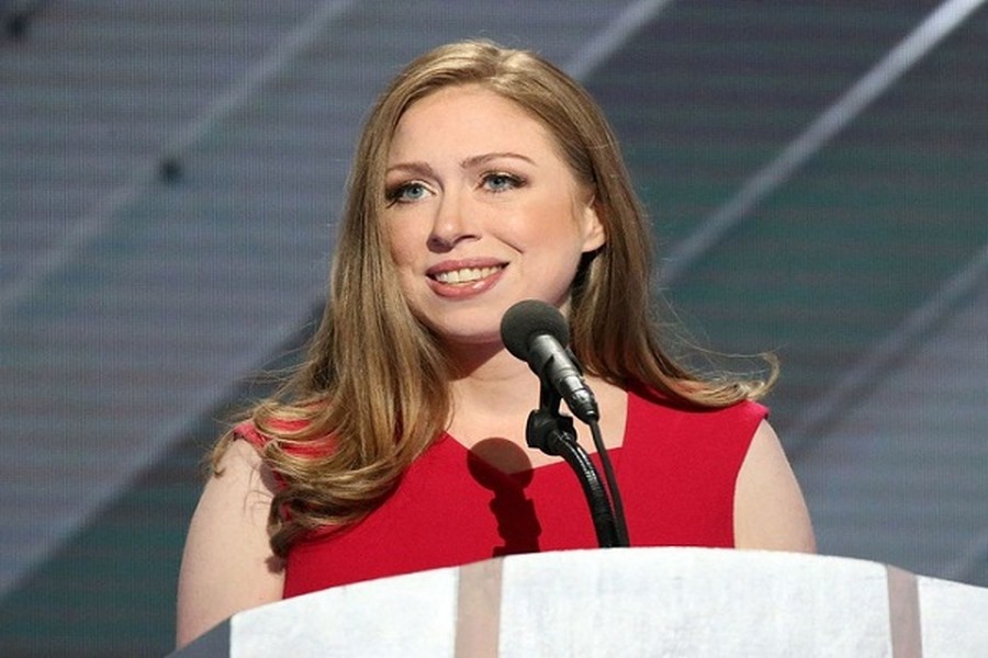 Chelsea Clinton, con gái duy nhất của ông Bill Clinton và bà Hillary Clinton, từng theo học các ngôi trường danh tiếng như Stanford, Oxford và được khen ngợi tài năng không kém cha mẹ, theo South China Morning Post. Hiện, cô sống cùng chồng, chủ ngân hàng đầu tư tên Marc Mezvinsky tại căn hộ trị giá 10 triệu USD ở Manhattan. Ảnh: Getty.