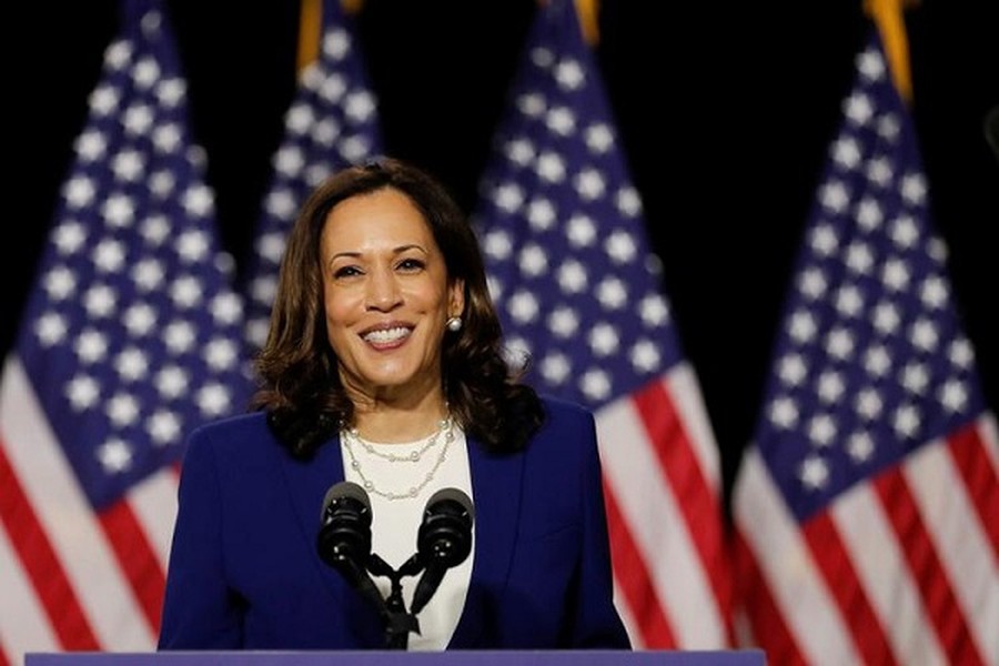 Nữ Phó Tổng thống Mỹ Kamala Harris (ảnh) sinh ngày 20/10/1964 tại Oakland, bang California, Mỹ. Mẹ của bà là Shyamala Gopalan Harris - một chuyên gia nghiên cứu ung thư người Ấn Độ, còn cha của bà, ông Donald J. Harris - một nhà kinh tế học người Mỹ gốc Jamaica. Ảnh: Reuters.