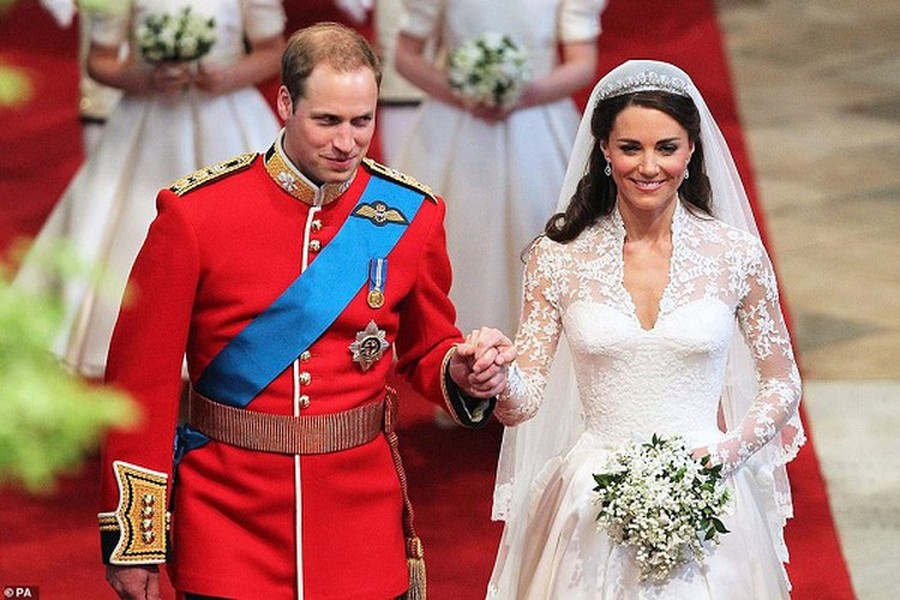 Đám cưới "cổ tích" của Hoàng tử William và Công nương Kate Middleton được tổ chức tại Tu viện Westminster vào ngày 29/4/2011. Công nương Kate có xuất thân là thường dân. Chính vì vậy, đám cưới của cô với Hoàng tử Anh khi đó đã thu hút đông đảo người theo dõi. Ảnh: PA.