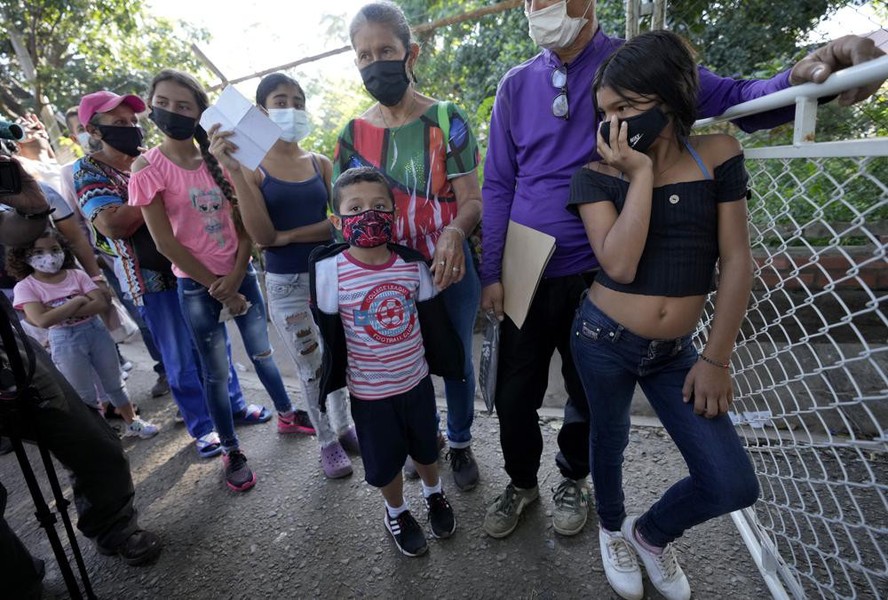 Người Venezuela sống ở khu vực biên giới phía tây và tây nam đang đổ sang nước láng giềng Colombia để được tiêm vaccine Covid-19 miễn phí, trong bối cảnh nguồn cung vaccine trong nước còn thiếu. Các điểm tiêm chủng vaccine Covid-19 miễn phí cho người Venezuela ở Colombia bắt đầu hoạt động từ tháng 10, theo AP.