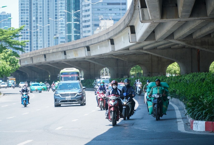 Dưới nền nhiệt độ cao, nhiều người khá vất vả khi di chuyển ngoài đường. Kể từ tháng 5 đến nay, Hà Nội đã trải qua vài đợt nắng nóng kéo dài. Tuy thời điểm này không phải là đợt nắng nóng đầu tiên, nhưng người dân dường như vẫn chưa thể thích ứng được với cái nắng như thiêu như đốt, đặc biệt vào thời điểm trưa và đầu giờ chiều.