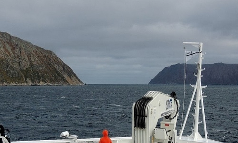 Các  hòn đảo Big Diomede và Little Diomede thuộc quần đảo Diomede, nằm trong eo biển Bering, giữa Alaska (Mỹ) và Siberia (Nga). Xét về địa lý, chúng cách nhau khoảng 3,8km nhưng lại được đánh dấu biên giới quốc tế giữa hai nước Nga và Mỹ. Do vậy, chúng có sự cách biệt khá lớn về múi giờ. Little Diomede thuộc biên giới của Mỹ, trong khi đó Big Diomede lại do Nga cai quản.