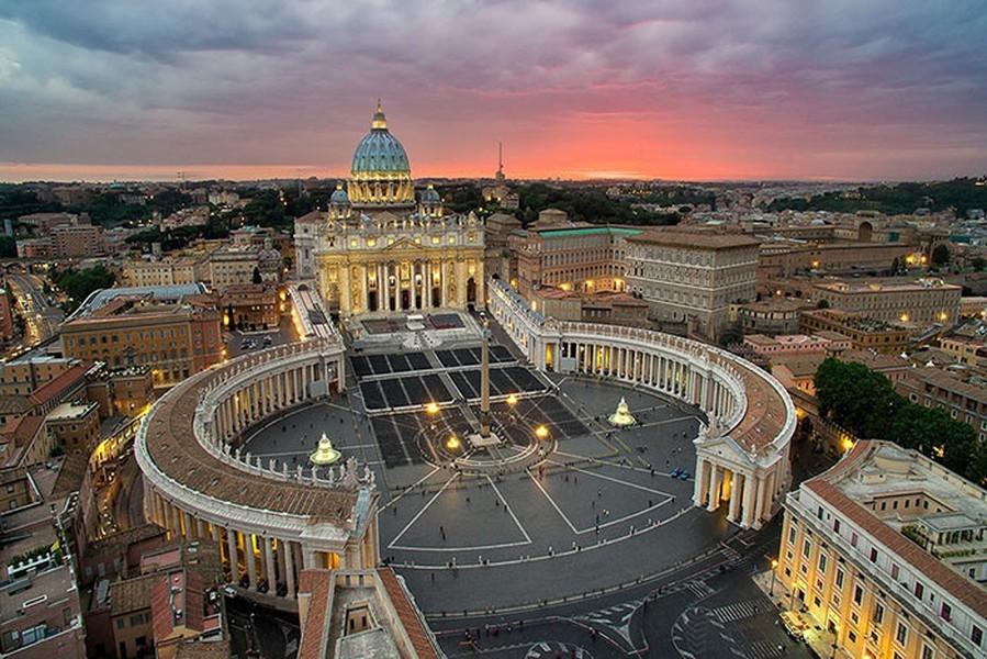   Nói đến quốc gia nhỏ nhất thế giới thì phải là  Vatican, Vatican có diện tích nhỏ nhất và dân số ít nhất thế giới. Diện tích đất liền ở đây chỉ là 0,44 km2, nếu bạn vẫn chưa rõ về diện tích thì có thể so sánh với diện tích của Quảng trường Thiên An Môn ở Trung Quốc cũng gần 0,44 km2.  