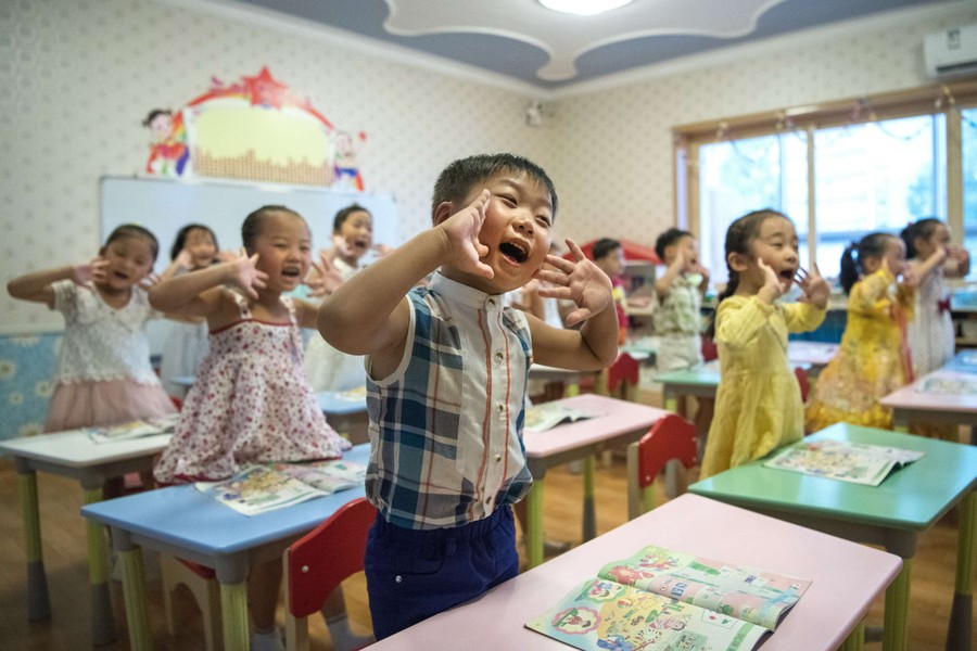 Carl Court, phóng viên ảnh của Getty Images, là một trong số ít nhà báo nước ngoài đến thăm và ghi lại cuộc sống ở đất nước Triều Tiên. Ảnh: Các em nhỏ tại Trường mẫu giáo Gyongsang ở thủ đô Bình Nhưỡng, Triều Tiên, trong bức ảnh chụp vào ngày 23/8/2018. (Nguồn ảnh: Getty)