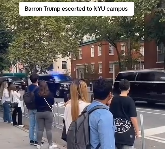 Barron Trump được đưa từ tòa Trump Tower đến trường Đại học New York bằng đoàn xe SUV màu đen. (Nguồn ảnh: Daily Mail, NYP)