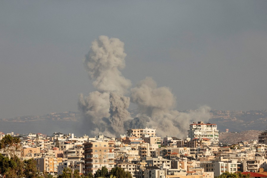 Al Jazeera đưa tin,  Israel đã tiến hành hàng trăm cuộc không kích nhằm vào khu vực miền nam và đông Lebanon ngày 23/9. Tính đến trưa 24/9, ít nhất 492 người thiệt mạng và 1.645 người khác bị thương trong đợt không kích dữ dội này. (Nguồn ảnh: Reuters, AJ)