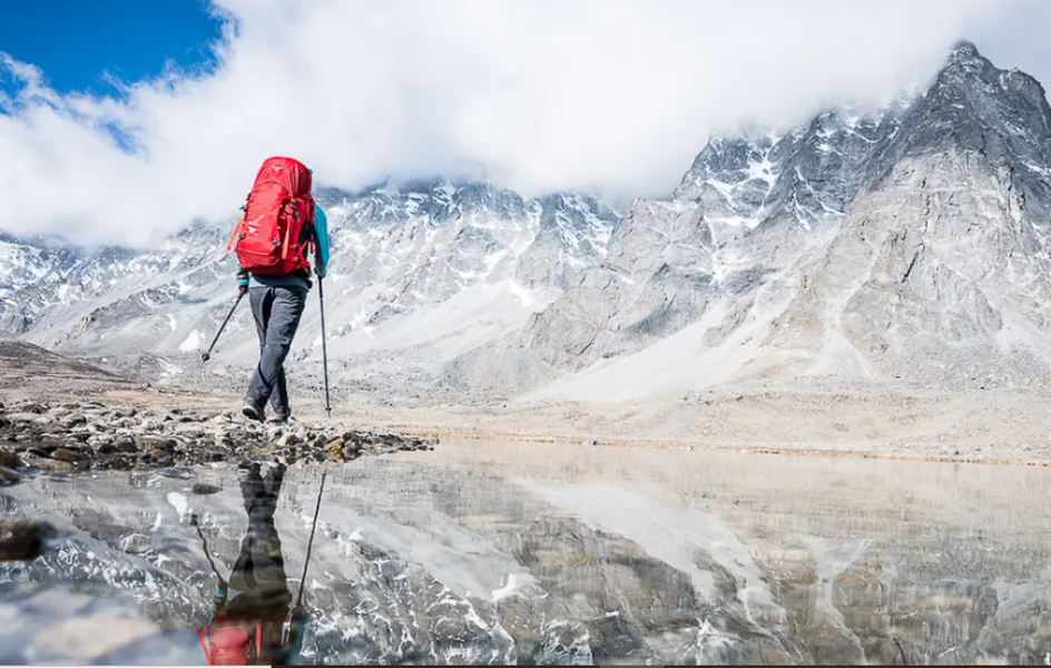 Theo tibettravel, với độ cao trung bình trên 4.000 mét,  vùng đất Tây Tạng được mệnh danh là "Nóc nhà thế giới". Tây Tạng được bao bọc bởi những dãy núi cao chót vót, đặc biệt là dãy Himalaya hùng vĩ, tạo nên một bức tranh toàn cảnh ngoạn mục. Ảnh: alpsinsight.