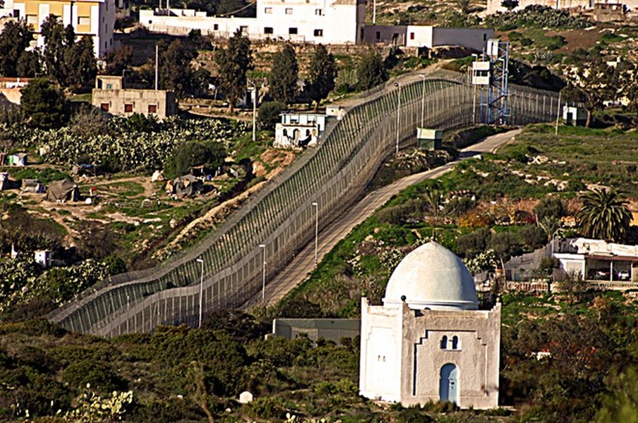 Melilla là vùng lãnh thổ tách biệt thuộc chủ quyền của Tây Ban Nha và giáp với phía bắc Maroc, một quốc gia châu Phi. Tuy nhiên, Maroc cho rằng vùng đất này phải thuộc về họ và luôn đòi chủ quyền.