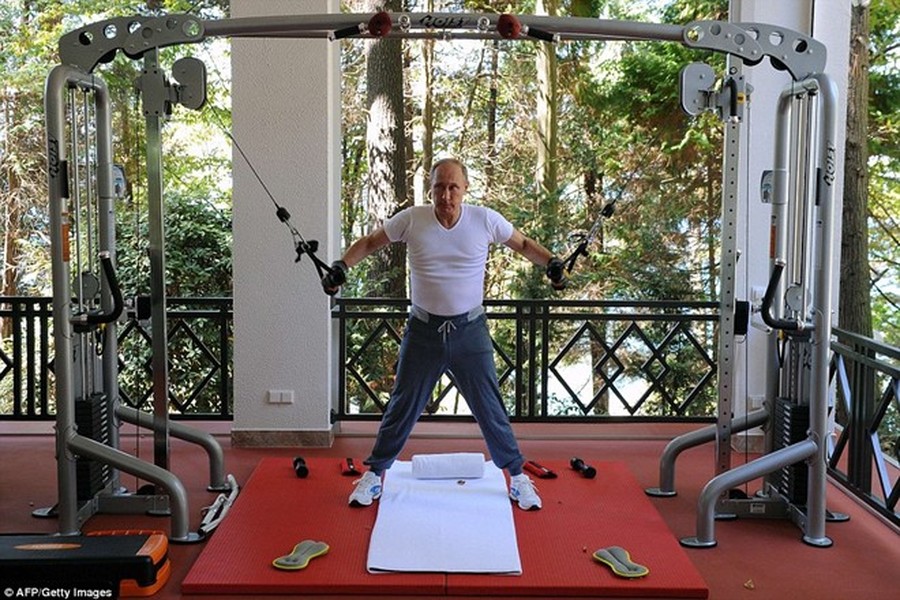 Đương kim  Tổng thống Putin tập luyện trong phòng gym ở Bocharov Ruchei, dinh thự nghỉ dưỡng mùa hè dành cho tổng thống tại thành phố Sochi hôm 30/8. Ở tuổi ngoài 60, ông vẫn sở hữu thân hình khỏe mạnh. Ảnh: Getty Images.