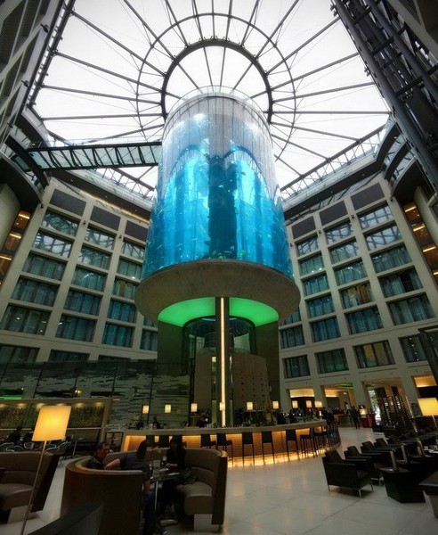 Thang máy AquaDom, Đức:  Thang máy độc đáo AquaDom đặt trong khách sạn Radisson Blu ở Berlin, Đức là một khối hình trụ trong suốt, với chiều cao tới 25 m.