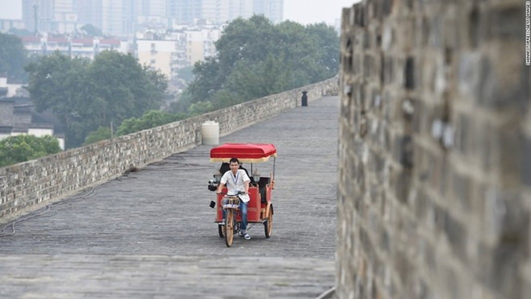 Nằm ở Nam Kinh, khoảng 22 km trong số 25 km còn lại của tường thành nhà Minh đã mở cửa đón khách tham quan vào tháng 8/2015. Du khách có thể đăng ký tour tham quan bằng xe kéo nếu ngại đi bộ.