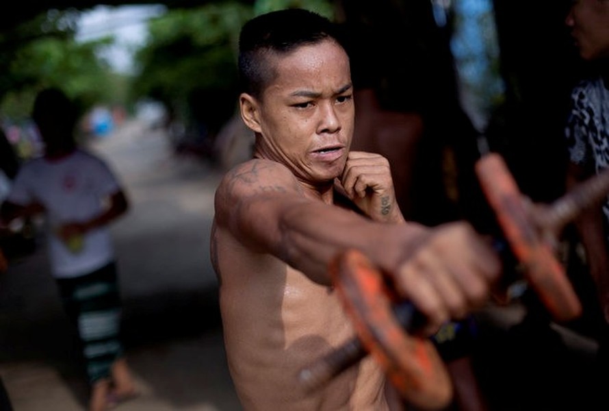 Đây là cảnh bên trong  lò luyện võ truyền thống ở Myanmar. Thành viên câu lạc bộ White New Blood tập môn võ truyền thống Lethwei tại con đường ở huyện Oakalarpa, phía bắc thành phố Yangon, Myanmar.