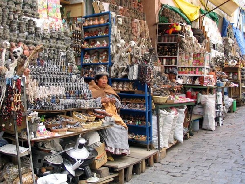 Chợ phù thủy (La Paz, Bolivia): Đây là một trong những  chợ kỳ quặc nhất thế giới. Nằm ở thủ đô cao nhất thế giới - La Paz (3.400 m so với mực nước biển), khu chợ này có hàng loạt cửa hàng nơi các phù thủy, thầy lang, nhà chiêm tinh, thầy bói, pháp sư... sống và hành nghề. Ảnh: Steve Bannister.